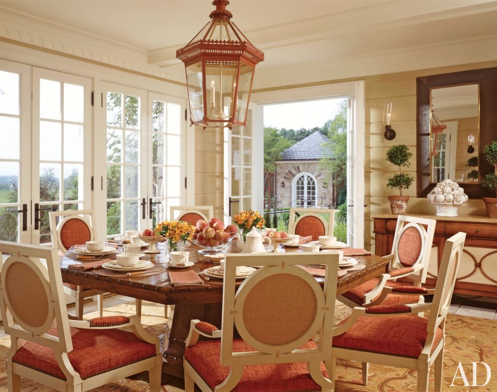 Formal Dining and Family Room Virginia With Luxurious Details and Outdoor Yard Access